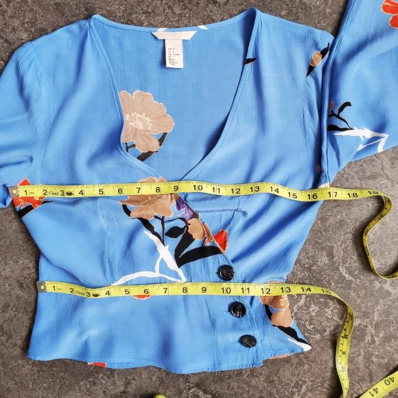 H&M Blue Floral Wrap Cropped Long Sleeve VGUC Blouse Sz 4/Small - Picture 9 of 9